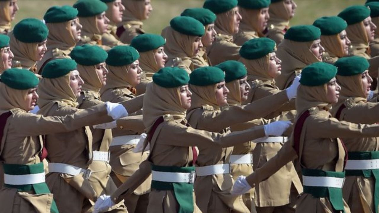 निगार जोहर या पाकिस्तानी सैन्यातील पहिल्या महिला 'लेफ्टनंट जनरल' (थ्री-स्टार जनरल) ठरल्या आहेत. त्यांनी 'सर्जन जनरल' म्हणूनही काम पाहिले आहे.