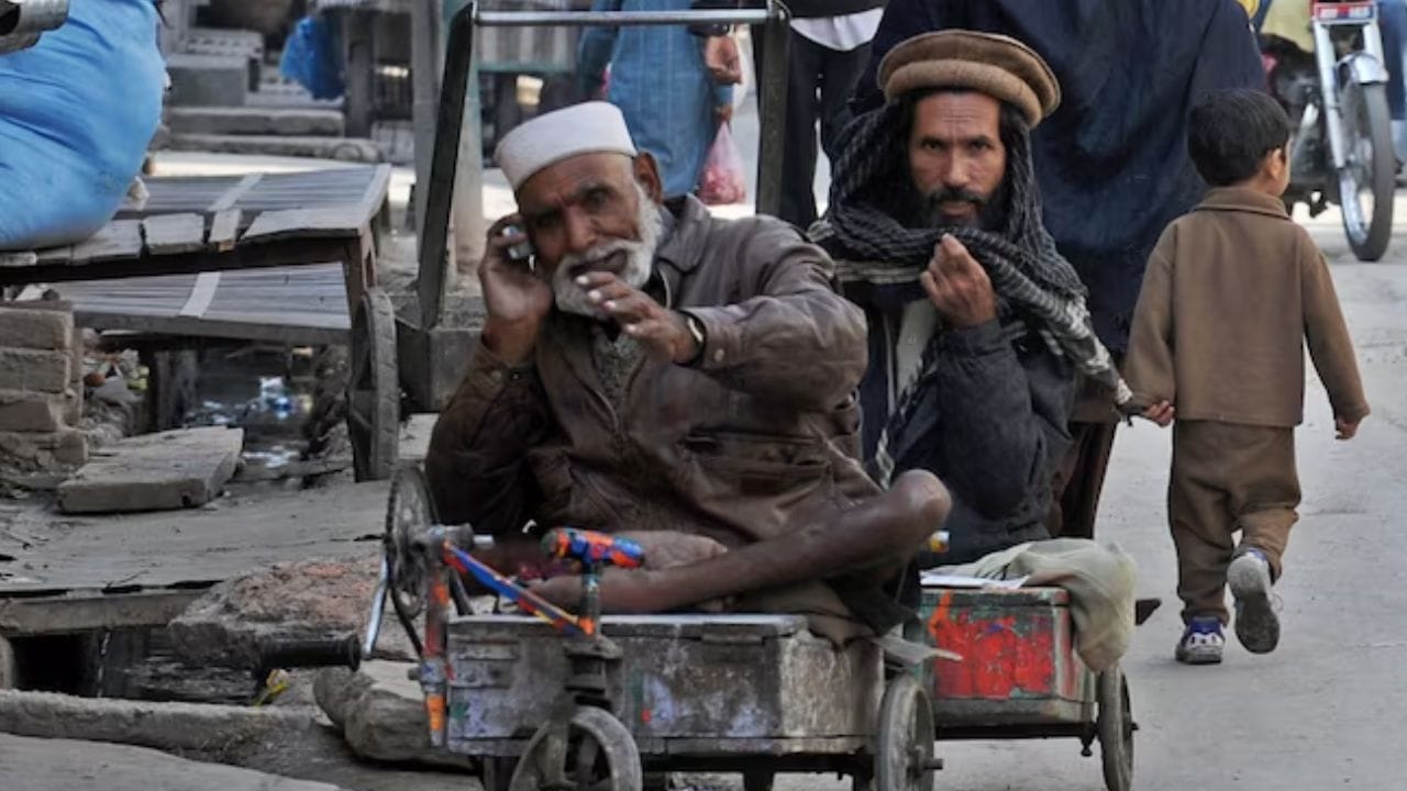 सौदी अरेबियाने पाकिस्तानला दाखवली लायकी, 50 हजार भिकाऱ्यांना मायदेशी हाकलले सौदी अरेबियाने पाकिस्तानला दाखवली लायकी, 50 हजार भिकाऱ्यांना मायदेशी हाकलले