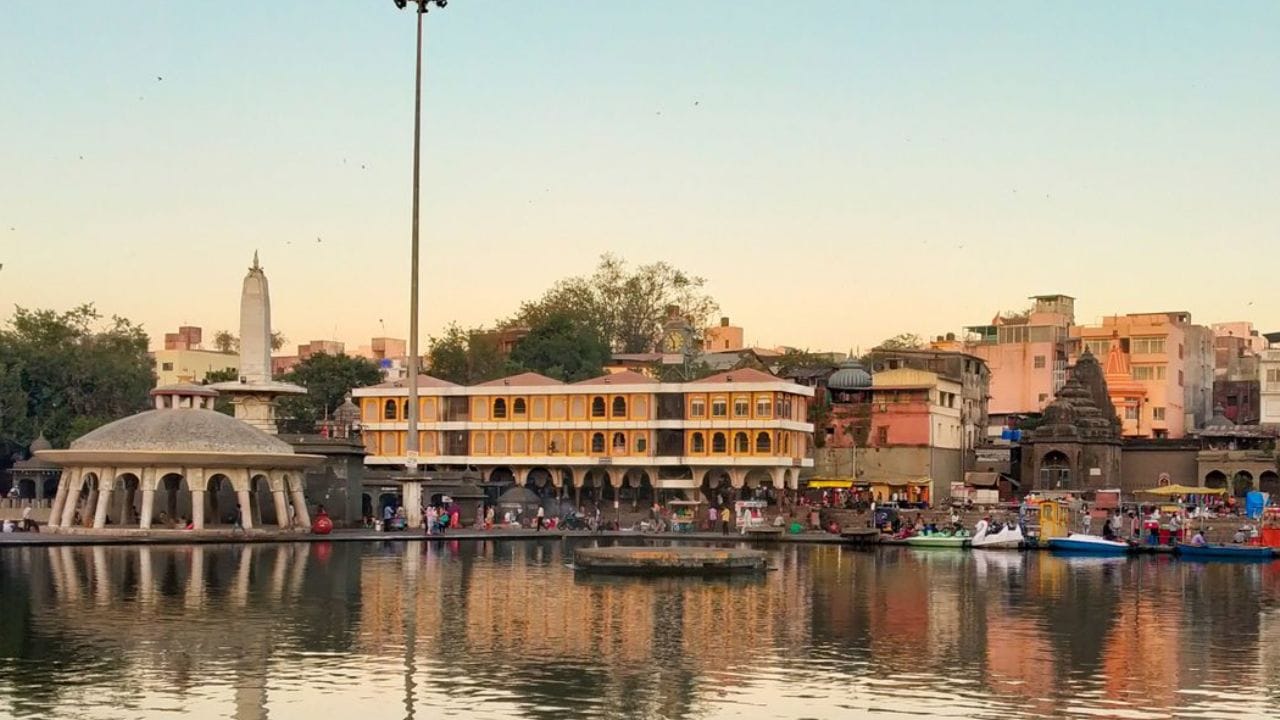 पंचवटी (नाशिक), महाराष्ट्र : वनवासात प्रभू रामांनी इथे आपली पर्णकुटी बांधली होती. याच ठिकाणी शूर्पणखेचे नाक कापले गेले आणि रावणाने सीतेचे हरण केले. नाशिकजवळील हे ठिकाण सीता गुफा (सीता गुहा) साठी प्रसिद्ध आहे.