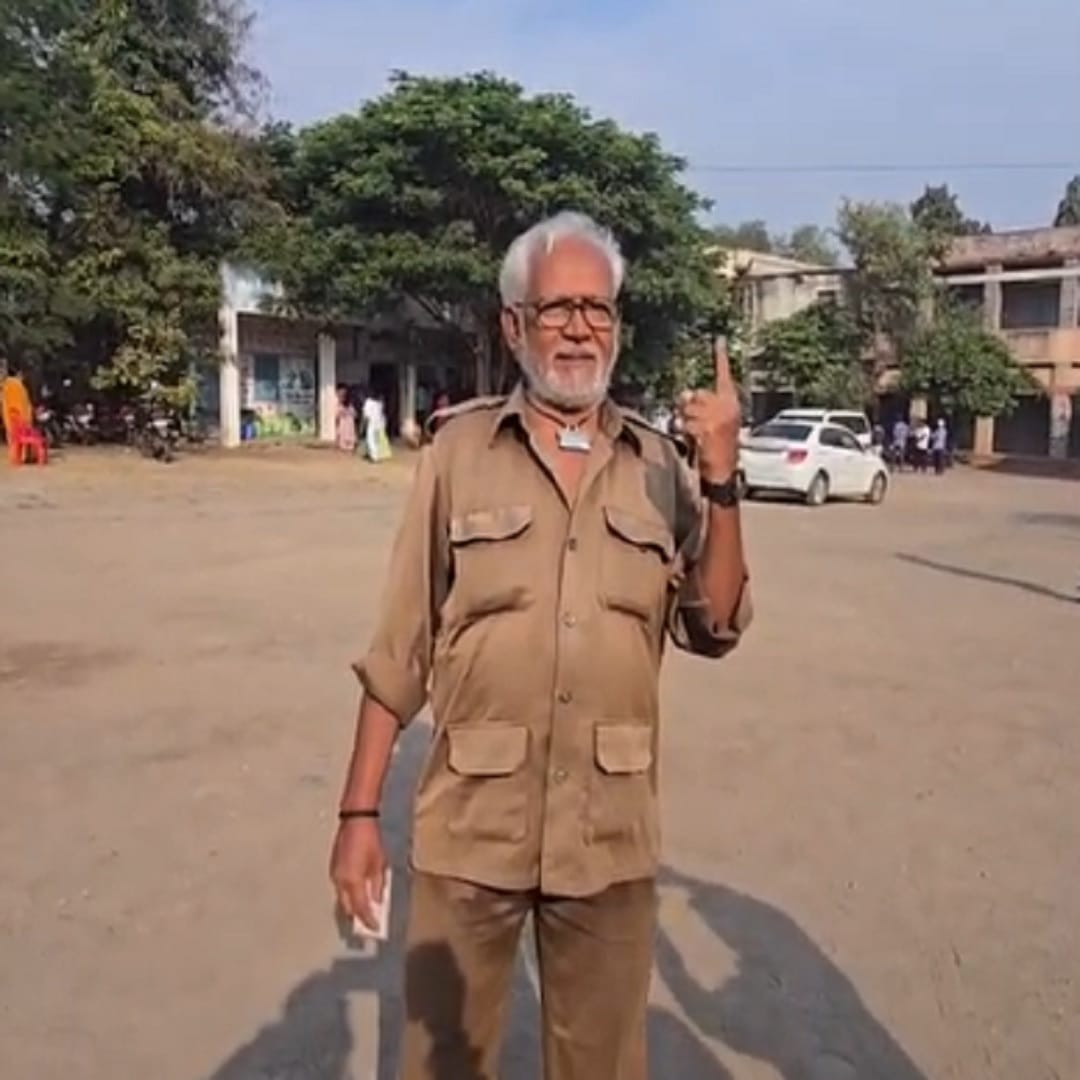 पंढरपूरमध्ये नगरपालिकेच्या निवडणुकीचे मतदान झालं. तेव्हा प्रत्येक नागरिकांनी आपला मतदानाचा हक्क बजावला, पण यावेळी तदान केंद्रावर मतदान करायला आलेल्या एका व्यक्तीचा व्हिडीओ प्रचंड व्हायरल झाला आहे. कारण या व्यक्तीने चक्क गब्बरसिंगच्या पोषाखात येऊन मतदानाचा हक्क बजावला आहे. दत्तात्रय सूर्यवंशी नावाच्या एका नागरिकाने मतदान करायला येताना शोले चित्रपटातील गब्बरसिंगचा लूक केला होता.