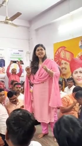 पंकजा मुंडेंचं बीड भाजप कार्यालयात टेबलवर उभे राहून भाषण, धुरंधर स्टाईलने निवडणुका...