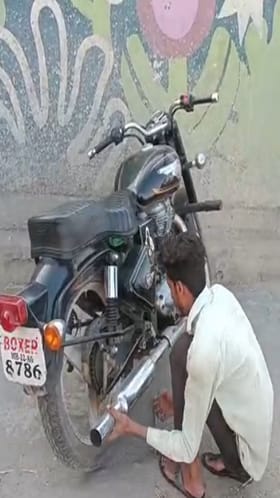 Parbhani : फटाका बुलेट सायलेन्सरवर वाहतूक पोलिसांची कारवाई.