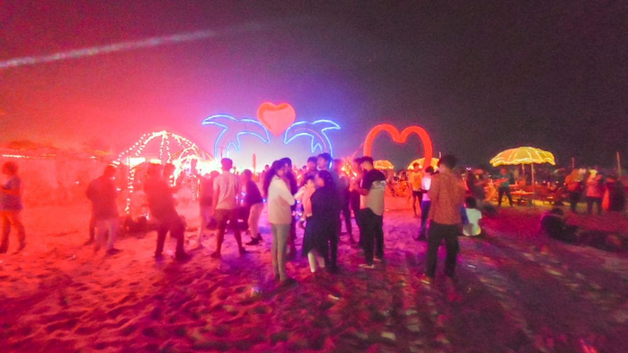 बागा बीच, गोवा : बागा बीच हा उत्तर गोव्यातील पार्टी कॅपिटल म्हणून ओळखला जातो. नवीन वर्षाच्या पूर्वसंध्येला येथे प्रचंड उत्साहाचे वातावरण असते. या किनाऱ्याजवळ असलेल्या टिटोज आणि कॅफे मॅम्बो सारख्या जगप्रसिद्ध नाईट क्लब्समध्ये भव्य पार्ट्या आयोजित केल्या जातात, तुम्ही त्यात सहभागी होऊ शकतात.