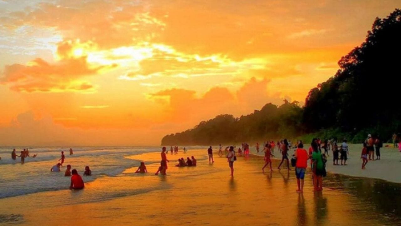 राधानगर बीच, अंदमान आणि निकोबार : हैवलॉक बेटावर असलेला राधानगर बीच आशियातील सर्वोत्तम बिचेसपैकी एक आहे. येथे गोव्यासारख्या व्यावसायिक पार्ट्या होत नाहीत, पण नैसर्गिक सौंदर्याच्या सान्निध्यात नवीन वर्षाचे स्वागत करायचे असल्यास हे ठिकाण सर्वोत्तम आहे.