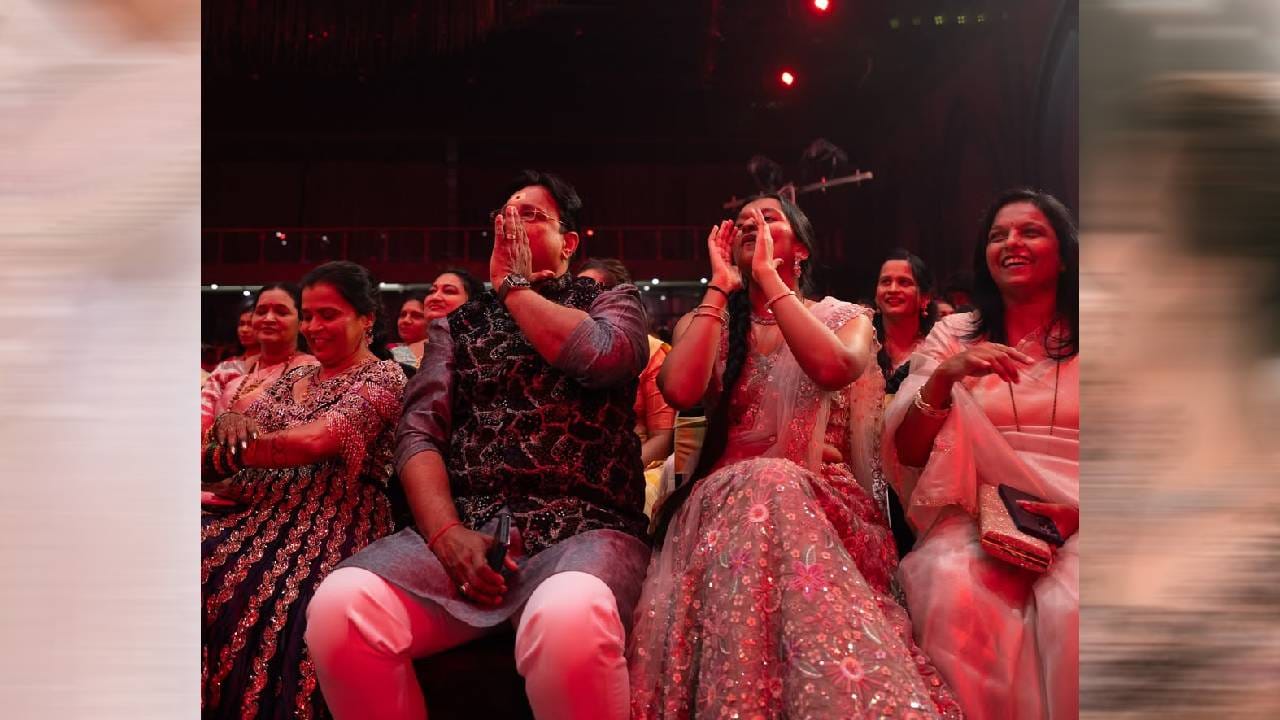 संगीत सोहळ्यातही प्राजक्ताच्या खास लूकने सर्वांचं लक्ष वेधून घेतलं. कुटुंबीय, मित्र-मैत्रिणी यांच्या उपस्थितीत रंगलेल्या या संगीत सोहळ्यात सर्वांनी खूपच धमाल केली.