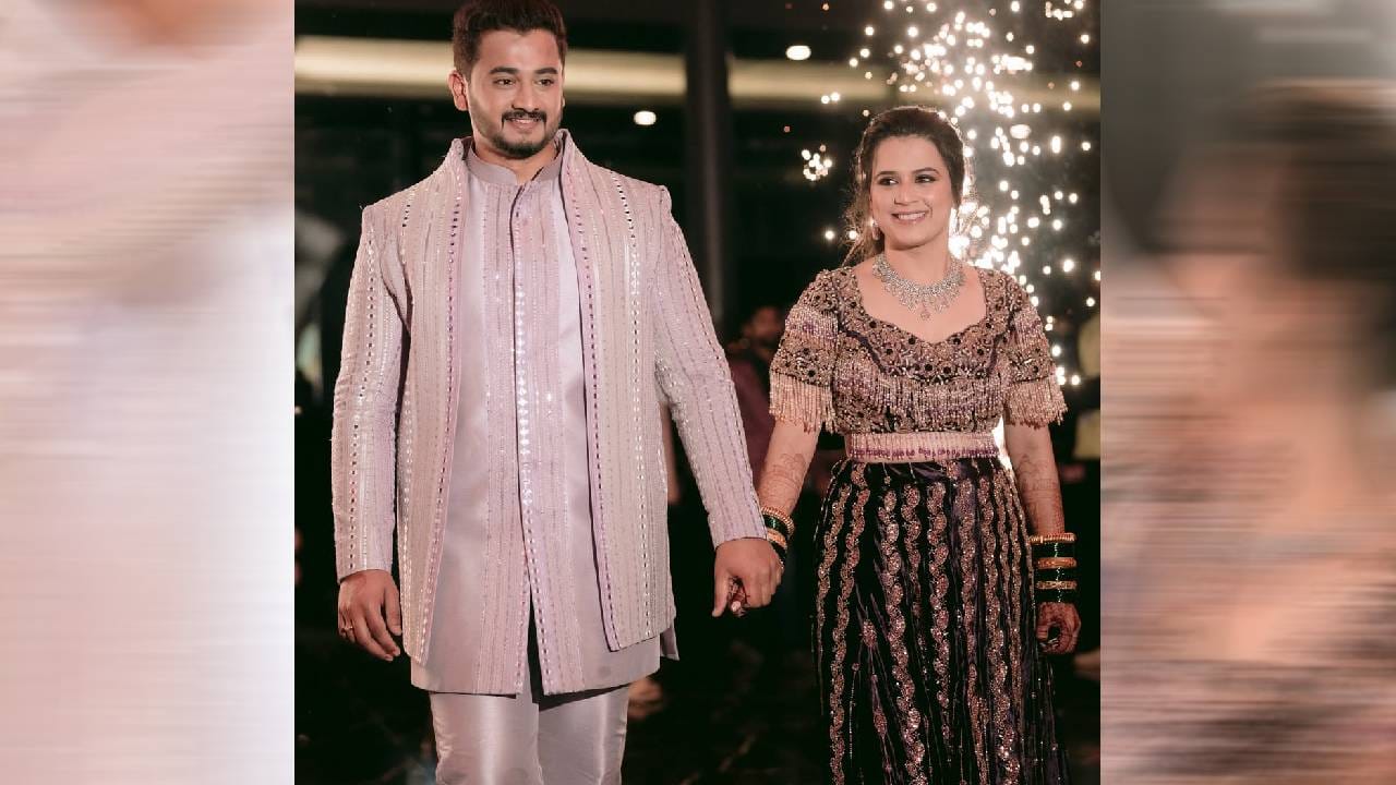 'स्वराज्यरक्षक संभाजी' मालिकेत येसूबाईंची भूमिका साकारत प्रत्येक घरात पोहोचलेली सुंदर अभिनेत्री  म्हणजे प्राजक्ता गायकवाड (Prajakta Gaikwad). तिच्या सौंदर्याचे आणि अभिनयाचे अनेक चाहते आहेत. हीच प्राजक्ता आता आयुष्याच्या नव्या पर्वाला सुरूवात करत असून आज (2 डिसेबंर) तिचा विवाह होणार आहे. शंभुराज यांच्यासोबत ती विवाहबंधनात अडकणार आहे. नुकताच तिचा संगीत सोहळा आणि हळद पार पडली. त्याच्या काही खास फोटोंची झलक... (Photos : Instagram) 