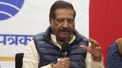 भारताचा पहिल्याच दिवशी पराभव, पाकिस्तानने पाडली होती विमान, पृथ्वीराज चव्हाण यांचा ऑपरेशन सिंदूरबाबत खळबळजनक दावा...