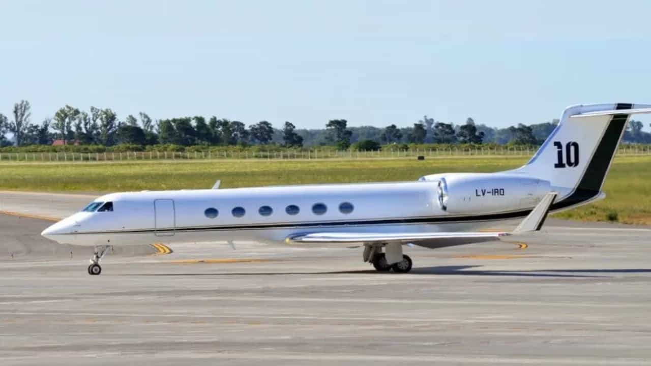 भारत दौऱ्यावर असलेल्या दिग्गज फुटबॉलपटू लियोनेल मेस्सी याच्या Gulfstream व्ही प्रायव्हेट जेटची चर्चा पाहायला मिळतेय. मेस्सीकडे असलेल्या या प्रायव्हेट जेटची किंमत ही भारतीय रुपयांत तब्बल 136 कोटी इतकी आहे. एव्हीएशन रिपोर्ट्सनुसार, मेस्सीने प्रवास केलेल्या या Gulfstream व्ही या जेटची किंमत 9 ते 14 मिलियन डॉलर इतकी आहे. तसेच या जेटचा वार्षिक खर्च हा 2 ते 4 मिलियन डॉलर इतका आहे. यात इंधन, क्रू मेंबर आणि मेंटेनन्सचा समावेश आहे.