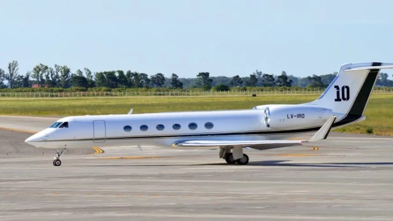 भारत दौऱ्यावर असलेल्या दिग्गज फुटबॉलपटू लियोनेल मेस्सी याच्या Gulfstream व्ही प्रायव्हेट जेटची चर्चा पाहायला मिळतेय. मेस्सीकडे असलेल्या या प्रायव्हेट जेटची किंमत ही भारतीय रुपयांत तब्बल 136 कोटी इतकी आहे. एव्हीएशन रिपोर्ट्सनुसार, मेस्सीने प्रवास केलेल्या या Gulfstream व्ही या जेटची किंमत 9 ते 14 मिलियन डॉलर इतकी आहे. तसेच या जेटचा वार्षिक खर्च हा 2 ते 4 मिलियन डॉलर इतका आहे. यात इंधन, क्रू मेंबर आणि मेंटेनन्सचा समावेश आहे.