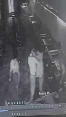 पुण्यात हॉटेल वेटर अन् मालकाकडून दोघांना जबर मारहाण, बघा CCTV.