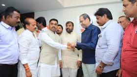 शिवसेना ठाकरे गटात जोरदार इनकमिंग, बड्या नेत्यांच्या हाती मशाल.