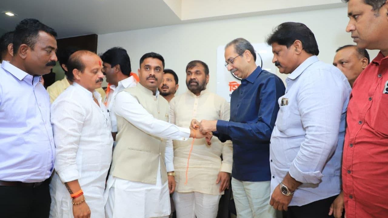 Pune : शिवसेना ठाकरे गटात जोरदार इनकमिंग, पुण्यातील बड्या नेत्यांनी हाती घेतली मशाल