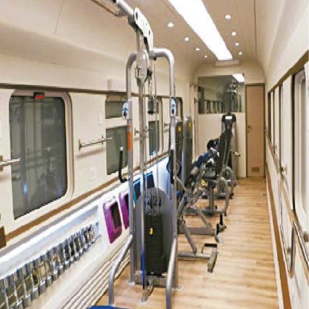 पुतिन या ट्रेनने देशांतर्गत प्रवास करण्यास प्राधान्य देतात असे म्हटले जाते. या ट्रेनमध्ये 20 हून अधिक डबे, एक लक्झरी स्पा आणि बरेच काही आहे. झिरकॉन सर्व्हिस या रशियन कंपनीच्या लीक झालेल्या कागदपत्रांमधून ही माहिती उघड झाली आहे.ही एक अतिशय गुप्त, पूर्णपणे बख्तरबंद ट्रेन आहे जी राष्ट्राध्यक्ष व्लादिमीर पुतिन त्यांच्या प्रवासासाठी वापरत असत, प्रामुख्याने विमान प्रवास टाळण्यासाठी आणि त्यांची सुरक्षितता सुनिश्चित करण्यासाठी.