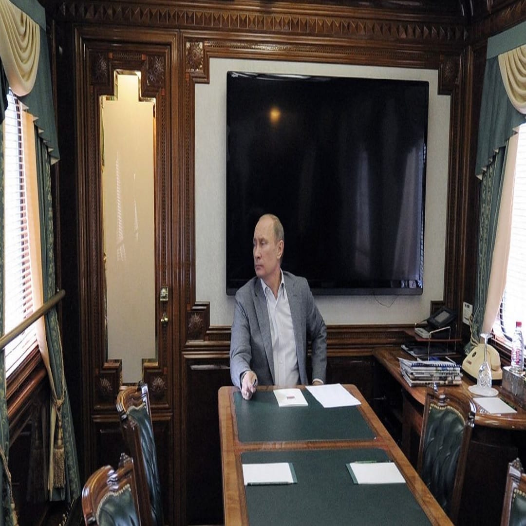 घोस्ट हा शब्द ऐकताच मनात येणारी पहिली गोष्ट म्हणजे भूतिया ट्रेन किंवा झपाटलेली ट्रेन. पुतिन यांच्या घोस्ट ट्रेनमध्ये खरोखरच भूत आहे का? असा प्रश्न अनेकांना पडला असेल. नक्की या ट्रेनचे काय सत्य आहे जाणून घेऊयात.