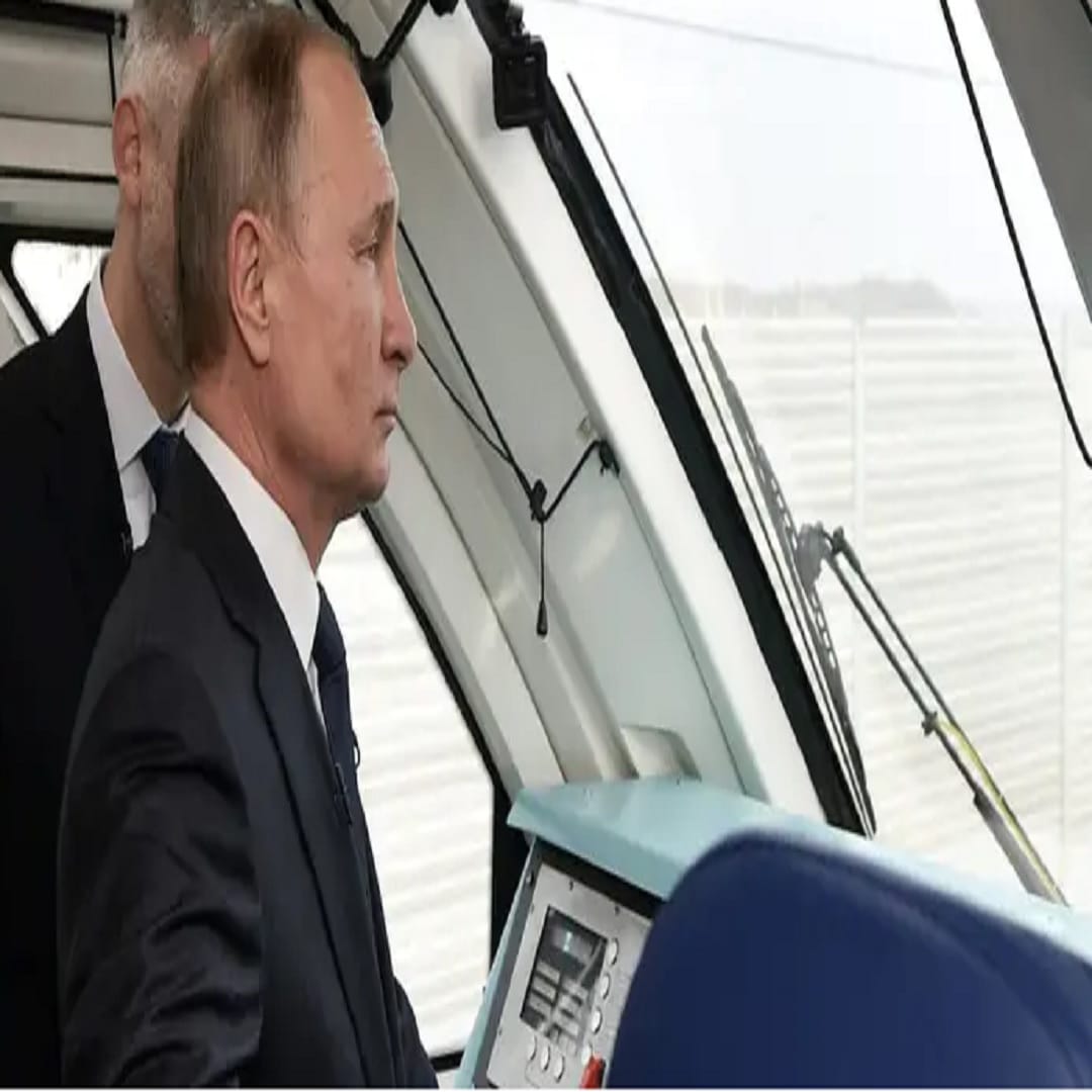 सर्वप्रथम, राष्ट्राध्यक्ष पुतिन यांच्या घोस्ट ट्रेनमध्ये कोणत्याही भूतांचा वावर नाही. ही एक गुप्त, चिलखती, खाजगी ट्रेन आहे. तसेच कोणीही त्या ट्रेनला ट्रॅक करू शकत नाही. अहवालांनुसार त्यात जिम, स्पा, कॉस्मेटोलॉजी सेंटर आणि इतर अनेक आलिशान सुविधा आहेत.पुतिन यांच्या ट्रेनला तिच्या रहस्यमयी आणि गुप्त स्वरुपामुळे 'घोस्ट ट्रेन' असे नाव देण्यात आले आहे. या ट्रेनचे कोणतेही औपचारिक नाव नाही.