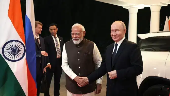 PM मोदींनी तोडला प्रोटोकॉल, पुतीन यांनीही केलं असं काही की... जगाला संदेश काय?
