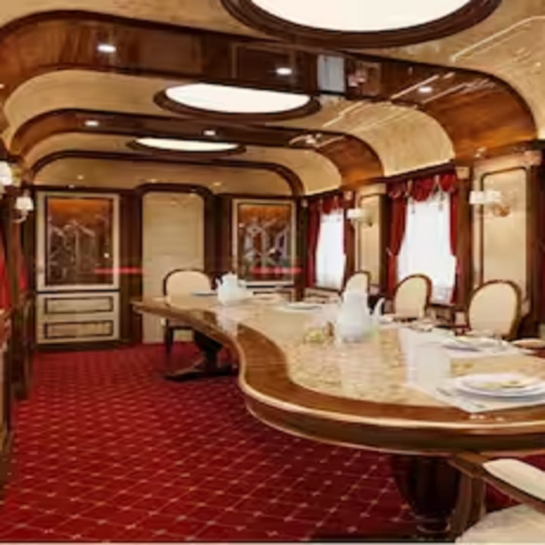 पुतिन ही ट्रेन वापरतात हे संपूर्ण जगाला माहीत आहे. रशियन सरकारने स्वतः ट्रेनच्या भव्य सजवलेल्या बोर्डरूममध्ये झालेल्या बैठकांचे फोटो वारंवार प्रसिद्ध केले आहेत. तथापि, रशियन सरकारने ट्रेनच्या उर्वरित 20 डब्यांमध्ये काय आहे याचे गुपित काळजीपूर्वक जपले आहे.