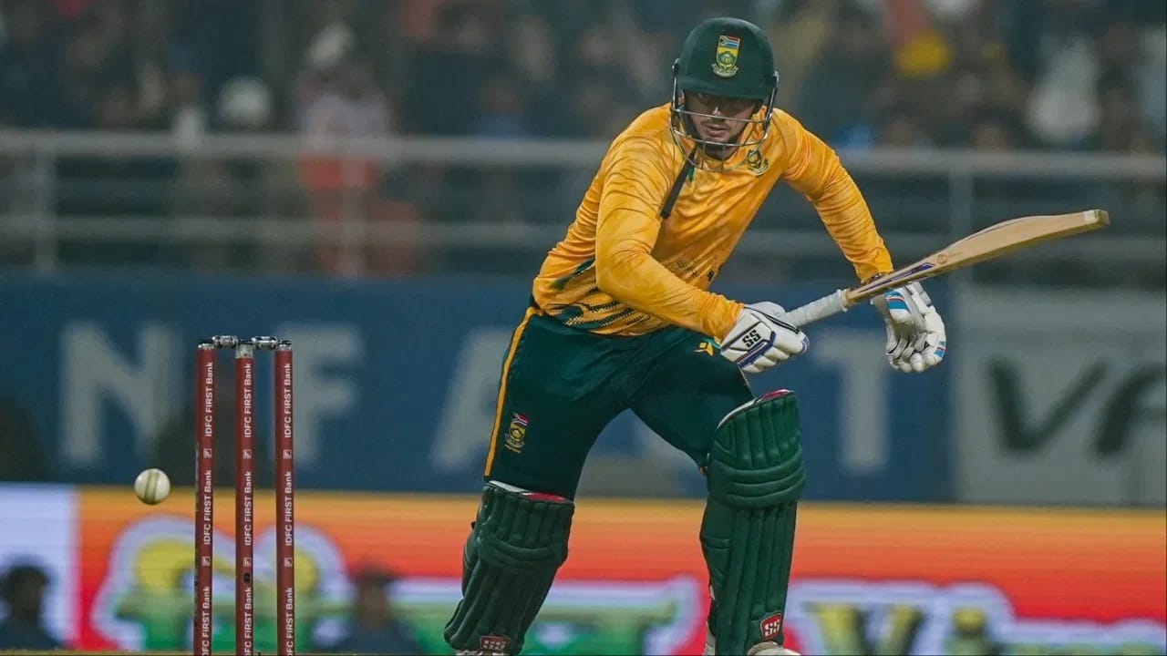 दक्षिण आफ्रिकेचा अनुभवी विकेटकीपर ओपनर क्विंटन डी कॉक याची 1 कोटी रुपये बेस प्राईज होती. मुंबई इंडियन्सने डी कॉक याला बेस प्राईजमध्ये आपल्या ताफ्यात घेतलं. यासह डी कॉक याची घरवापसी झाली. क्विंटन डी कॉक याने रोहित शर्मा याच्यासह याआधी आयपीएलमध्ये ओपनिंग केली आहे. त्यामुळे डी कॉक याला रोहितसोबत ओपनिंगची संधी मिळणार का? याकडे क्रिकेट चाहत्यांचं लक्ष असणार आहे. (Photo Credit: PTI)