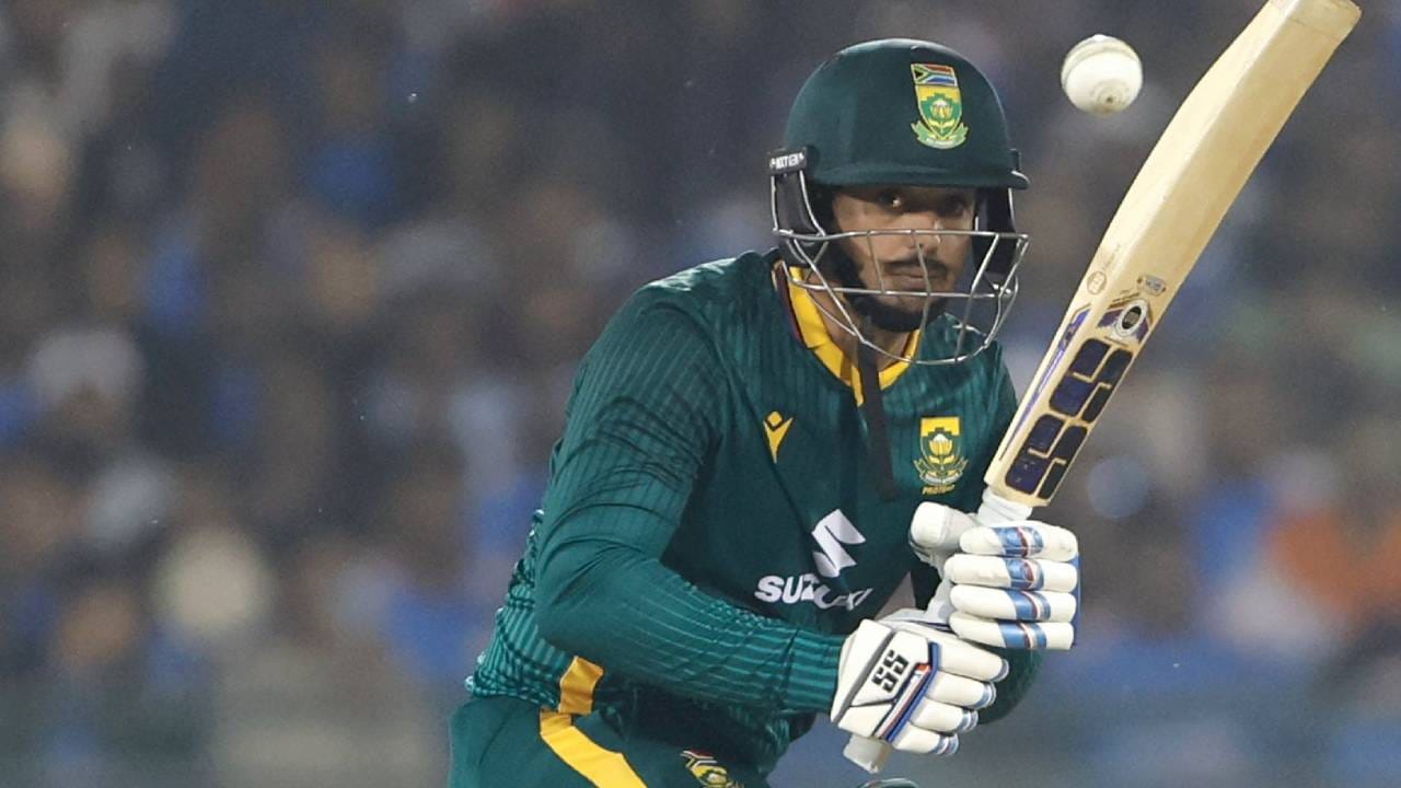 डी कॉकने 1413  दिवसांच्या दीर्घ कालावधीनंतर भारताविरुद्ध एकदिवसीय सामन्यात शतक झळकावले. यापूर्वी 23 जानेवारी 2022 रोजी शतक ठोकले होते. डी कॉकचे भारताविरुद्धचे हे सातवे शतक आहे. यासह त्याने दिग्गज फलंदाज एबी डिव्हिलियर्सचा विक्रम मोडला. डी व्हिलियर्सच्या नावावर सहा शतकं आहेत. (फोटो- Proteas Men X)