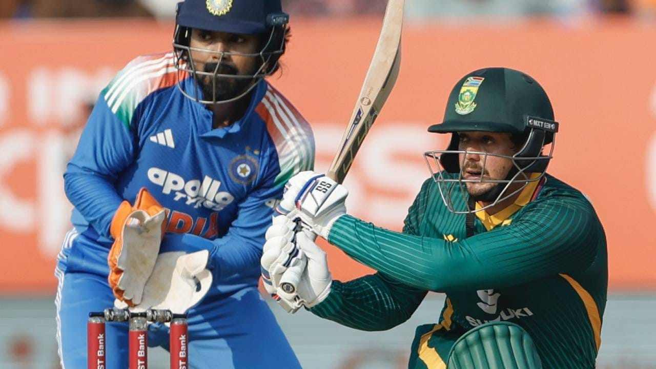 क्विंटन डी कॉकने नुकतीच आंतरराष्ट्रीयमध्ये घेतलेली निवृत्ती मागे घेतली. यानंतर पाकिस्तानविरुद्ध शतक ठोकलं. त्यानंतर आता क्विंटन डी कॉकने भारताविरुद्ध शतकी खेळी केली आहे. क्विंटन डी कॉकने 80 चेंडूत शतक पूर्ण केलं. तर 89 चेंडूत 8 चौकार आणि 6 षटकार मारत 106 करून बाद झाला. (फोटो- Proteas Men X)