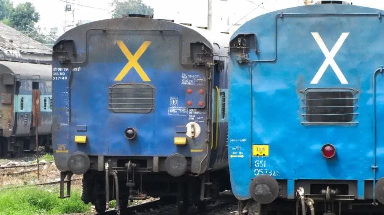 रेल्वेचा प्रवास हा सर्वाधिक सुरक्षित आणि सोईस्कर मानला जातो. आजही भारतातले कोट्यवधील लोक ट्रेननेच प्रवास करणे पसंद करतात. विशेष म्हणजे ट्रेनने प्रवास करण्यासाठी तिकीट कमी असते, त्यामुळेच अनेकांना ट्रेननेच प्रवास करायला आवडते.