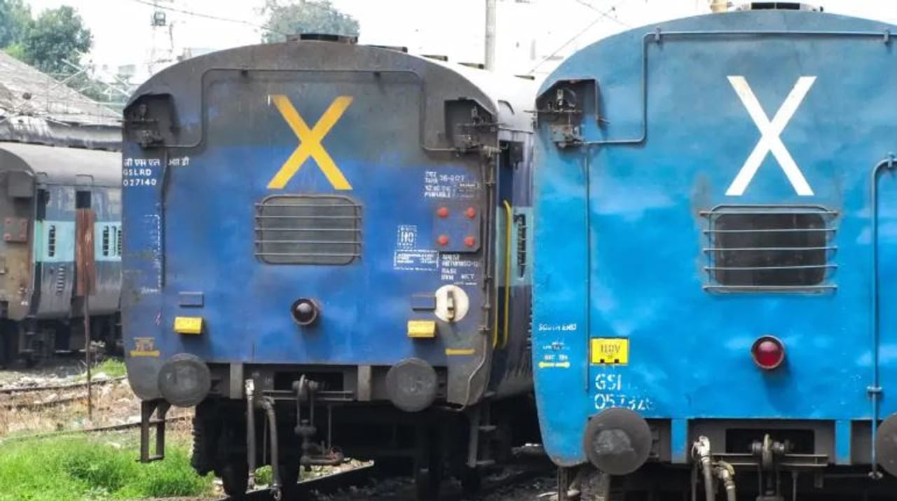 रेल्वेचा प्रवास हा सर्वाधिक सुरक्षित आणि सोईस्कर मानला जातो. आजही भारतातले कोट्यवधील लोक ट्रेननेच प्रवास करणे पसंद करतात. विशेष म्हणजे ट्रेनने प्रवास करण्यासाठी तिकीट कमी असते, त्यामुळेच अनेकांना ट्रेननेच प्रवास करायला आवडते.