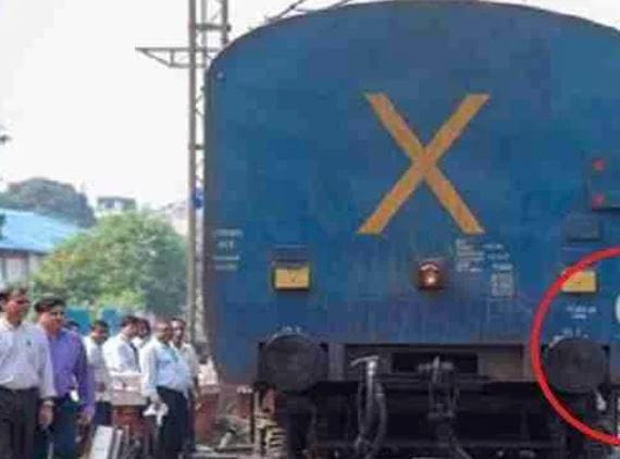 रोज लाखो लोक ट्रेनने प्रवास करत असल्याने भारतीय रेल्वेविभागाने या प्रवाशांच्या सुरक्षेसाठी काही नियम बनवलेले आहेत. या नियमांचे काटेकोरपणे पालन केले जाते. एखाद्या नियमाचे उल्लंघन केल्यास मोठा अनर्थ घडण्याची शक्यता असते. त्यामुळेच रेल्वे विभागाचे आपले वेगळे काही नियम आहेत.