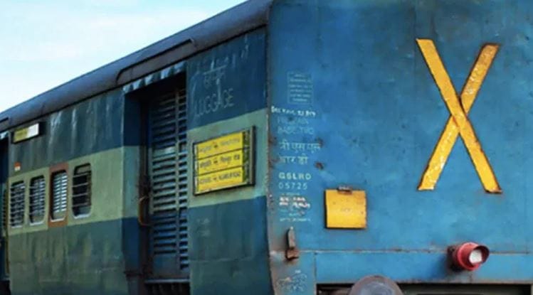 रेल्वे विभागातर्फे आगगाडी सुरक्षितपणे धावावी यासाठी अनेक संकेतांचा वापर करते. याच संकेतिक चिन्हांचा वापर करून रेल्वे प्रवासादरम्यान वेगवेगळे संदेश दिले जातात. असाच एक खास संदेश रेल्वेच्या शेवटच्या डब्यावर लिहिलेला असतो. 