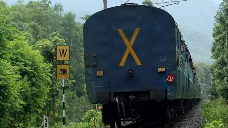 रेल्वेच्या शेवटच्या डब्यावर इंग्रजी X हे अक्षर लिहिलेले असते. हे अक्षर रेल्वेच्या शेवटच्या डब्यावर तुम्हीही पाहिलेले असेल. आता या एक्स या अक्षराला रेल्वे विभागात फार महत्त्व आहे. हा X अक्षराचा संदेश प्रवाशांसाठी नव्हे तर रेल्व विभाग आणि रेल्वे कर्मचाऱ्यांसाठी असतो. 