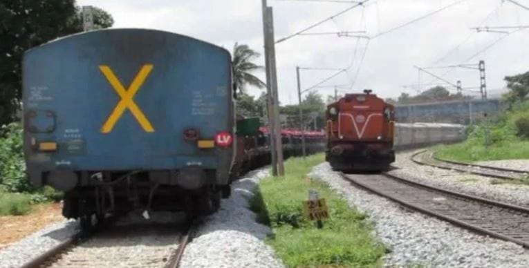 रेल्वेच्या शेवटच्या डब्यामागे इंग्रजी X हे अक्षर लिहिलेले असते. हे अक्षर दिसले म्हणजे रेल्वेने आपल्यासोबत सर्व डब्बे नेलेले आहेत. मागे एकही डब्बा शिल्लक राहिलेला नाही. म्हणजेच रेल्वे आपल्या सर्वच डब्यांना घेऊन सुरक्षितपणे प्रवास करत आहे, असा त्याचा अर्थ होता.  