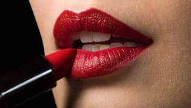 लाल भडक लिपस्टिक महिलांच्या जीवावर उठली, ओठांना लावताच भयंकर शिक्षा!.