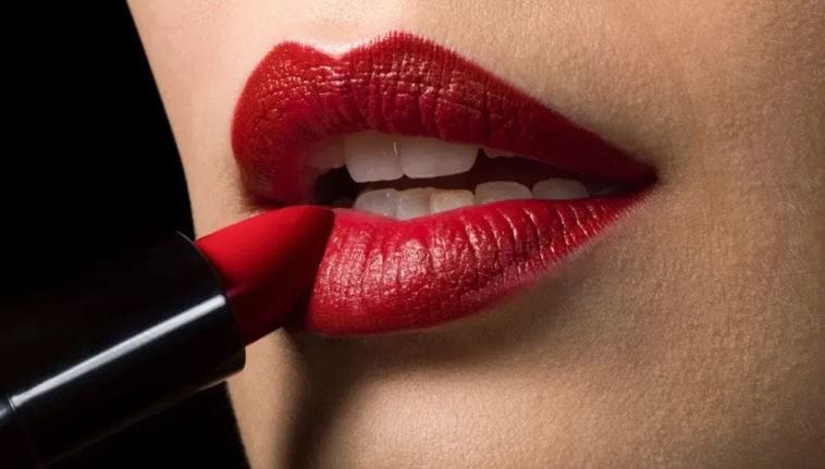 जगभरात लिपस्टिक हे महिलांसाठी सौंदर्य आणि आत्मविश्वासाचे प्रतिक मानले जाते. आजघडीला लिपस्टिकचे अनेक प्रकार  आहेत. वेगवेगळ्या रंगातही आज लिपस्टिक भेटते. विशेष म्हणजे ब्रँडनुसार या लिपस्टिकची किंमतही बदलत राहते. जगभरात लाल रंगाची लिपस्टिक वापरणाऱ्या महिलांचे प्रमाण लक्षणीय आहे. पण आता हीच लाल रंगाची लिपस्टिक महिलांसाठी संकट बनून आली आहे. 