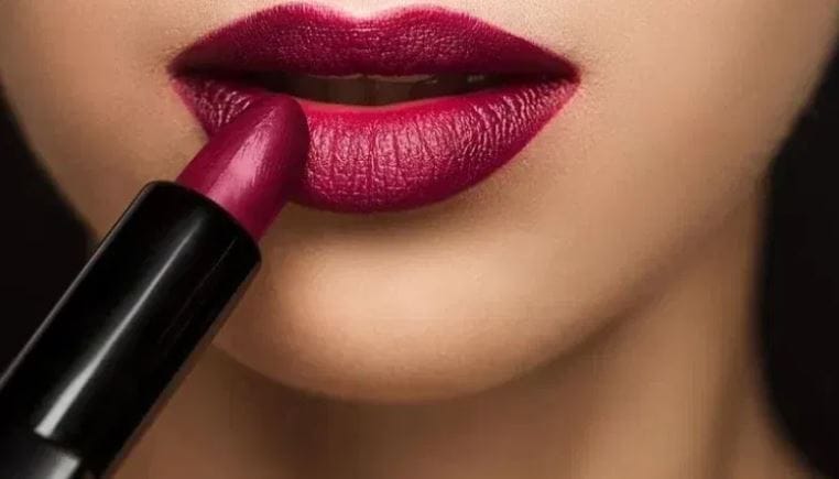 एका देशात महिलांना लाल रंगाची लिपस्टिक लावण्यास मनाई आहे. एखादी महिला असा गुन्हा करताना आढळली तर तिच्यावर कारवाई केली जाते. विशेष म्हणजे येथे महिलांना फक्त हलक्या रंगाची आणि स्वत:च्या देशात तयार झालेलीच लिपस्टिक लावण्यास परवानगी आहे.