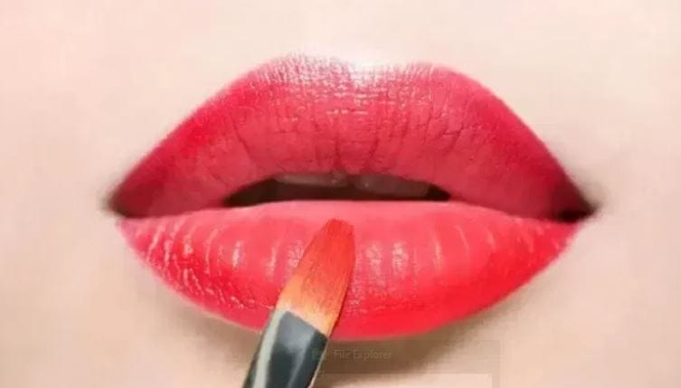 लाल लिपस्टिकवर बंधनं टाकणाऱ्या या देशाचे नाव आहे. उत्तर कोरिया. किम जोंग उन हा या देशातील हुकूमशाहा आहे. याच देशात लाल रंगाच्या लिपस्टिकला पाश्चिमात्त्य संस्कृत आणि भांडवलशाहीचे प्रतिक मानले जाते. म्हणूनच या देशात लाल लिपस्टिकवर अनौपचारिक परंतु कडक प्रतिबंध आहेत.