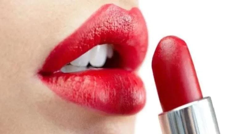 उत्तर कोरियात महिलांना फक्त हलक्या रंगाची लिपस्टिक लवण्यास तसेच सीमित मेकअप करण्यास परवानगी आहे. परदेशी ब्रँड, गडद रंग आणि भडक मेकअप करणे हे नियमांच्या विरोधात मानले जाते. या नियमांचे उल्लंघन करताना कोणी आढळल्यास त्याच्यावर कडक कारवाई केली जाते.