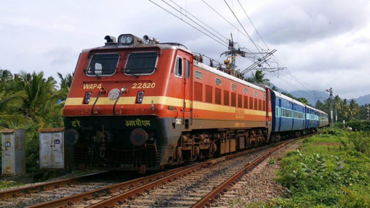 जवळील रेल्वे स्टेशन : सध्या सिक्कीमला जाण्यासाठी पर्यटकांना पश्चिम बंगालमधील न्यू जलपाईगुडी (NJP) किंवा सिलिगुडी या स्टेशनवर उतरावे लागते. तिथून पुढे 80 ते 100 किमीचा प्रवास रस्तेमार्गे (टॅक्सी किंवा बसने) करावा लागतो.