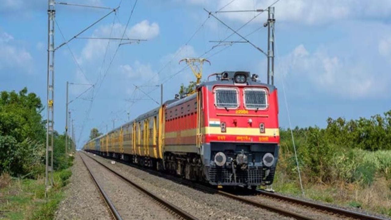 भौगोलिक अडथळे : सिक्कीमची भौगोलिक रचना अत्यंत दुर्गम आहे. येथे खोल दऱ्या, उंच पर्वत आणि भूस्खलनाचा धोका असतो. अशा ठिकाणी रेल्वे ट्रॅक टाकण्यासाठी अत्याधुनिक अभियांत्रिकी कौशल्याची गरज असते.