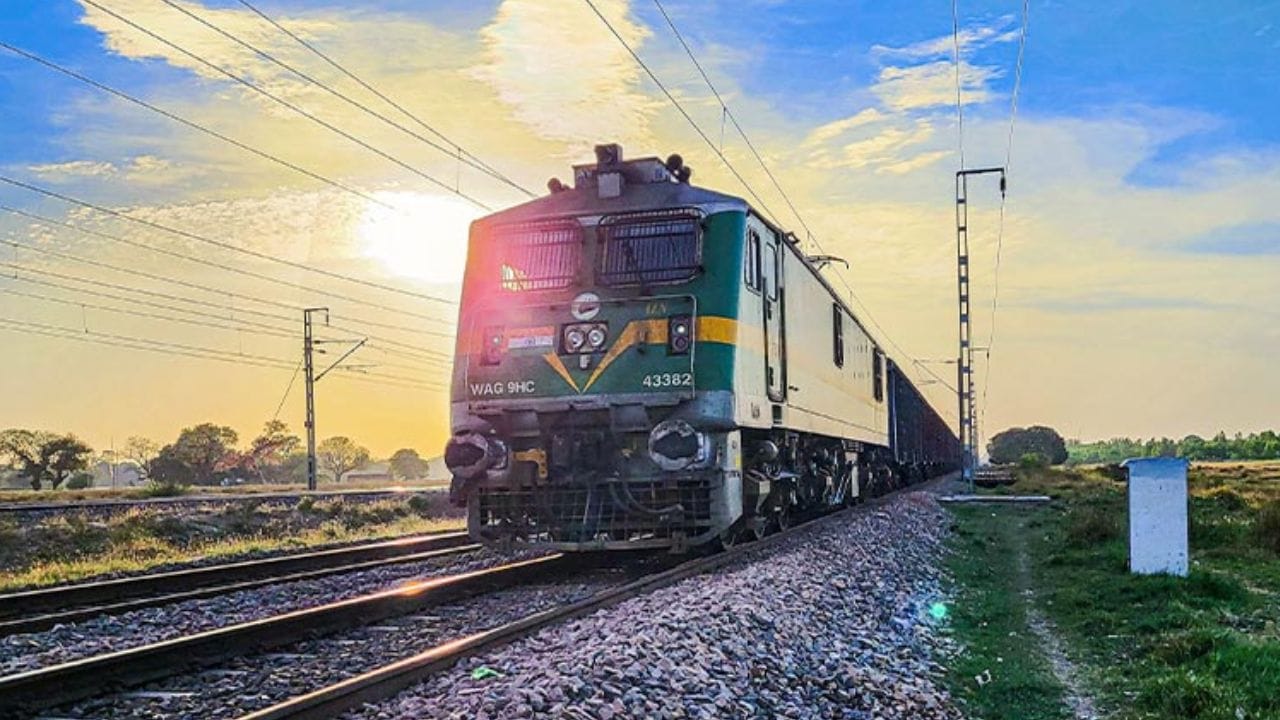 रेल्वे नसलेले राज्य : सिक्कीम हे सध्या भारतातील एकमेव राज्य आहे ज्याच्या मुख्य भूभागात रेल्वे स्टेशन नाही. या राज्याचा बराचसा भाग हिमालयाच्या उंच रांगांनी व्यापलेला असल्याने रेल्वे मार्ग तयार करणे खूप कठीण होते.