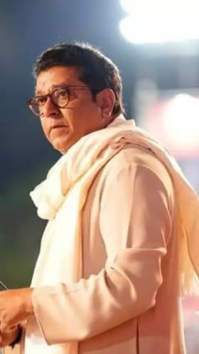 राज ठाकरे सुनावणीसाठी ठाणे रेल्वे कोर्टात हजर.