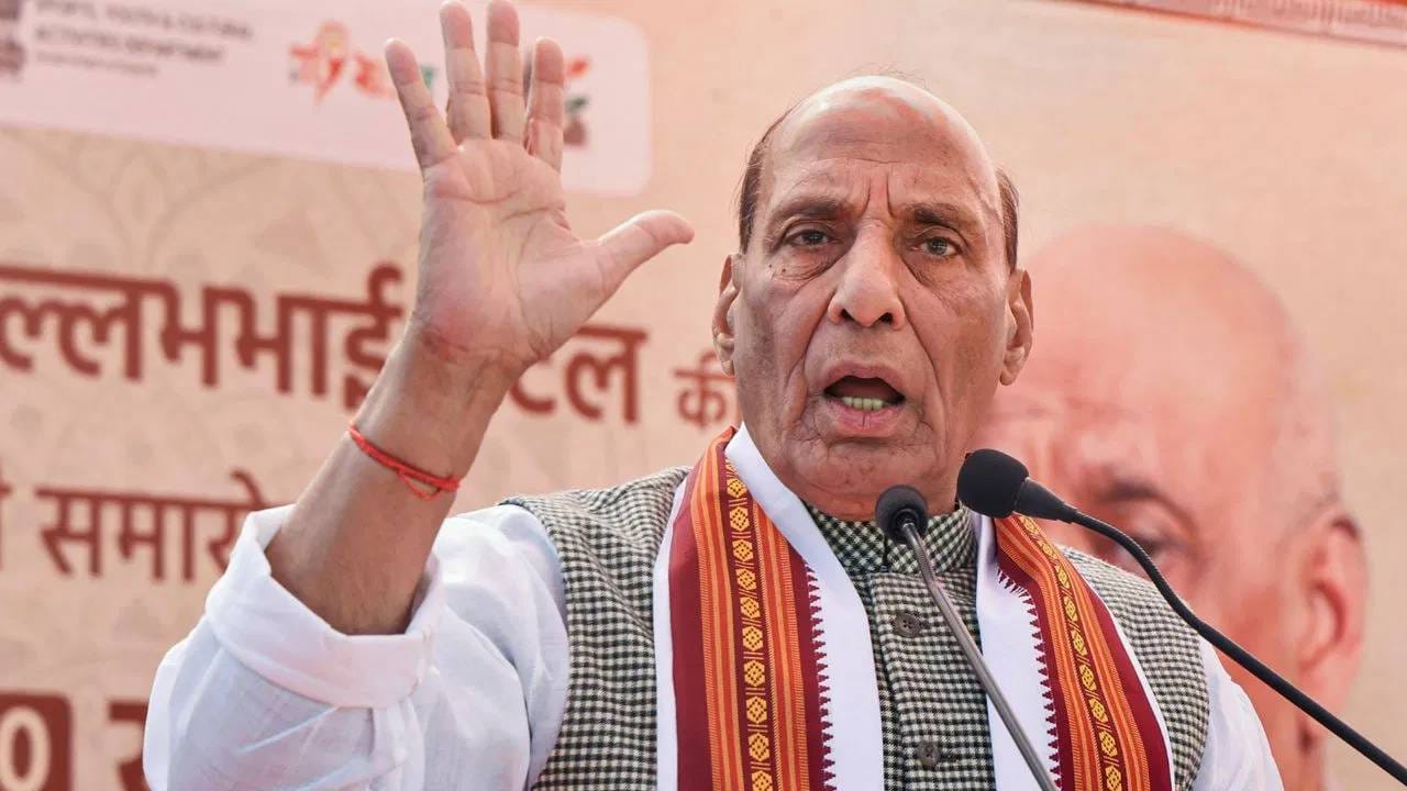 Rajnath Singh : नेहरुंना सरकारी पैशाने अयोध्येत बाबरी मशीद बांधायची  होती, पण त्यांना एका माणसाने अडवलं, राजनाथ सिंह यांचा मोठा दावा