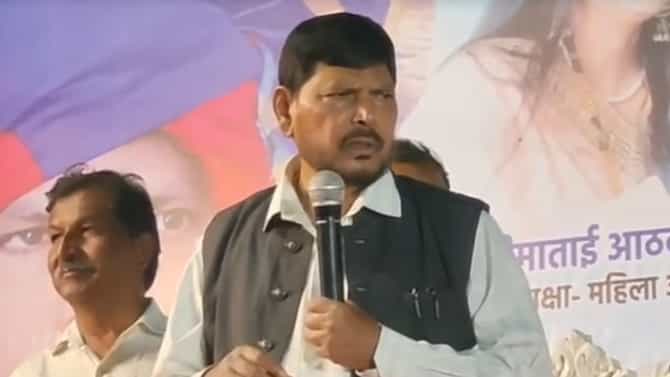 सभेत रिकाम्या खुर्च्या पाहून रामदास आठवलेंचा संताप, म्हणाले तिकीट हवे असेल तर...