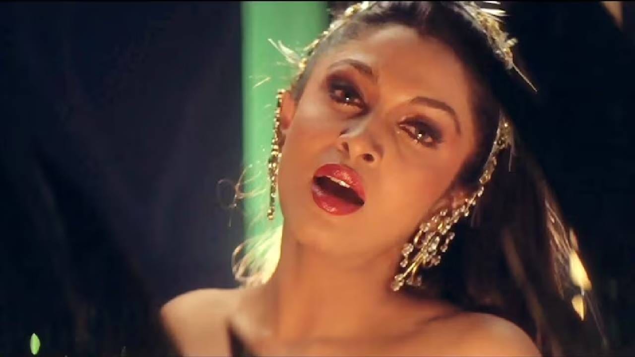 या अभिनेत्रीने भारतीय सिनेमात एक उल्लेखनीय वारसा उभा केला आहे. तिच्या अभिनयाने दिग्दर्शकांना थक्क केलं आहे. १९८० च्या दशकाच्या सुरुवातीपासून या हसीने बॉलिवूडपासून साऊथपर्यंत प्रभावी कामगिरी केली. तिच्या अभिनयाने प्रेक्षकांच्या मनावर चांगली छाप सोडली होती. २०१५ मध्ये ती एका सुपर-डुपर हिट फिल्मचा भाग होती, ज्यामुळे तिने घराघरात खास ओळख निर्माण केली.