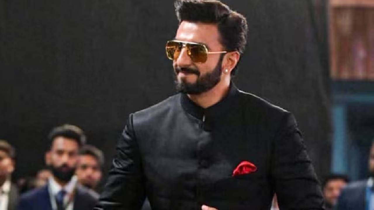 खरंतर या चित्रपटात रणवीर सिंहची मुख्य भूमिका आहे. पण कौतुक मात्र सर्वात जास्त अक्षय खन्नाचं होतय. धुरंधरच्या रिलीज आधी खराब रिव्यू आणि बॅड पीआरची चर्चा होती. पण चित्रपट थिएटरमध्ये आल्यानंतर वातावरण बदलून गेलय.