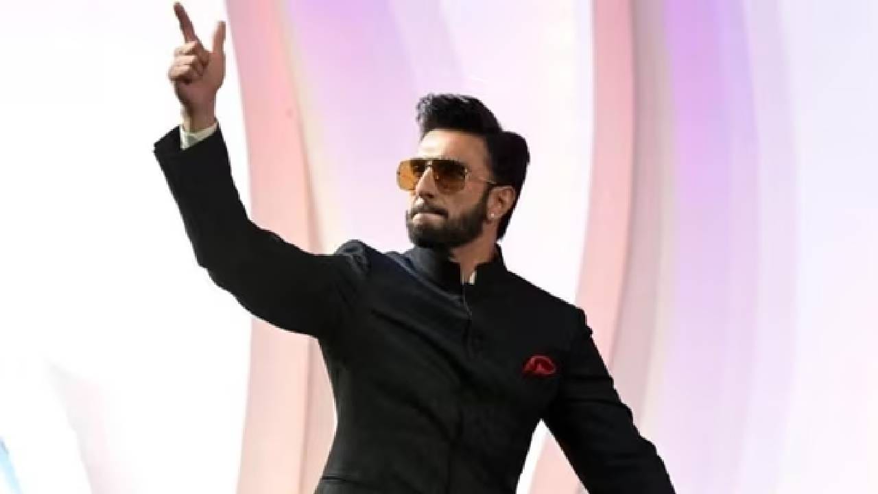 'नशिबाची एक खूप सुंदर सवय आहे, वेळ आल्यावर ती बदलते. पण सध्या नजर आणि संयम....' असं रणवीरने त्याच्या इन्स्टास्टोरीमध्ये म्हटलं आहे. या चित्रपटाचं वैशिष्ट्य म्हणजे खूप दिवसांनी हिंदी सिनेमात चांगलं कथानक पहायला मिळालय.