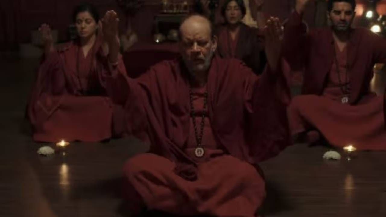 जर तुम्ही क्राइम थ्रिलर चित्रपट पाहण्याचे शौकीन असाल, तर आम्ही तुम्हाला एक जबरदस्त चित्रपटाचे नाव सांगणार आहोत. या चित्रपटाची कथा एकाच कुटुंबातील ६ जणांच्या हत्येपासून सुरू होते आणि त्यानंतर कथेत जबरदस्त ट्विस्ट आणि टर्न्स येतात. एकदा चित्रपट पाहायला सुरुवात केली की क्लायमॅक्सपर्यंत उठायचे मनच होणार नाही. या चित्रपटाचे नाव आहे 'रात अकेली है: द बंसल मर्डर्स.'