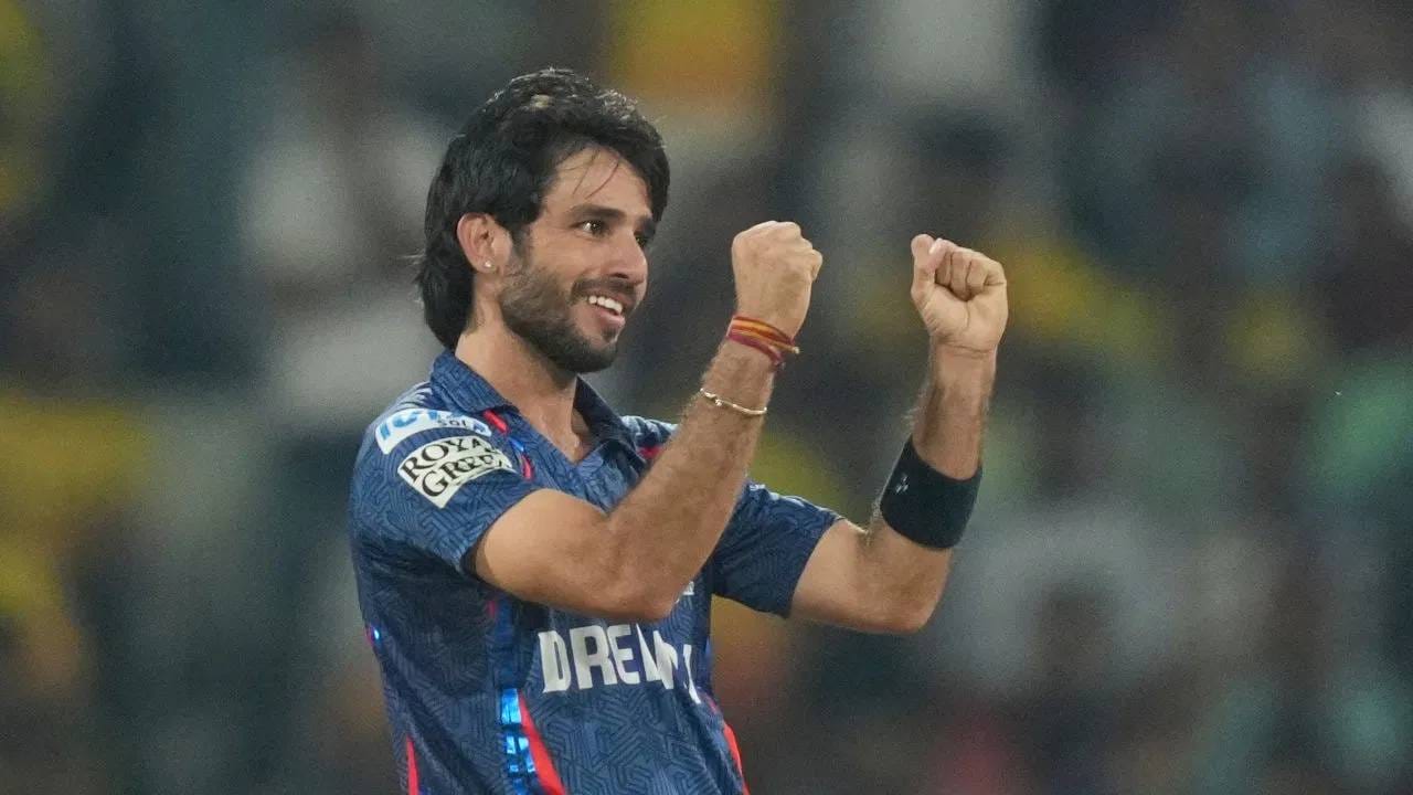 भारताचा फिरकीपटू रवि बिश्नोई याच्यासाठी फ्रेंचायझी बोली लावण्याची शक्यता आहे. आयपीएलमध्ये आतापर्यंत त्याने चांगली गोलंदाजी केली आहे. त्याने 77 सामन्यात 72 विकेट घेतल्या आहे. त्यामुळे फ्रेंचायजींमध्ये त्याच्यासाठी चढाओढ दिसू शकते. (PHOTO- PTI)