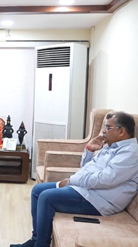 निकाल लाईव्ह पाहताना भाजपचे प्रदेशाध्यक्ष रविंद्र चव्हाण