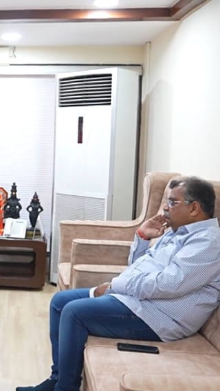 निकाल लाईव्ह पाहताना भाजपचे प्रदेशाध्यक्ष रविंद्र चव्हाण