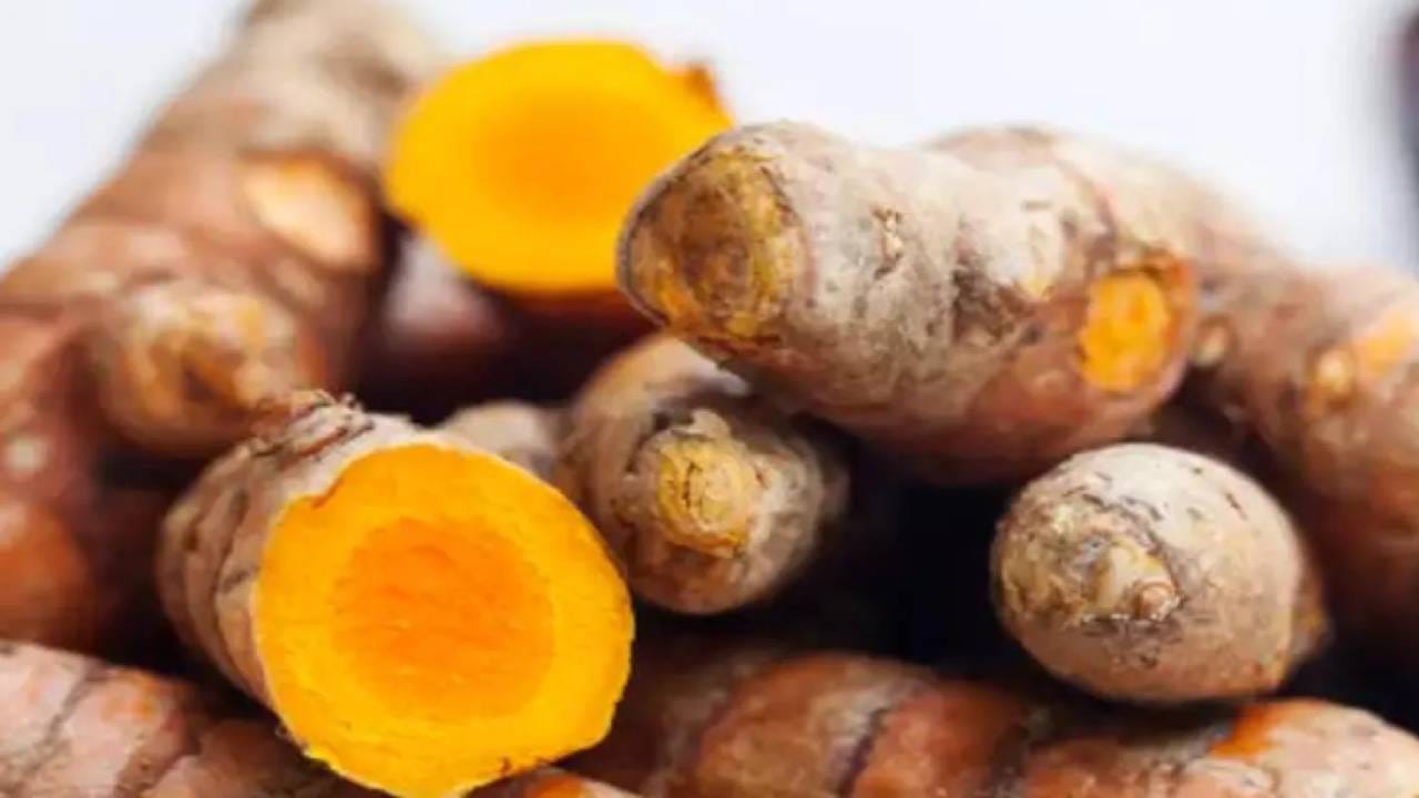 हळदीमुळे रोगप्रतिकारक शक्ती वाढवण्यास मदत होते. अनेक समस्यांवर उपाय हळद आहे. बरेच लोक रोगप्रतिकारक शक्ती वाढवण्यासाठी हळदीच्या पाण्याचे सेवन करतात. 