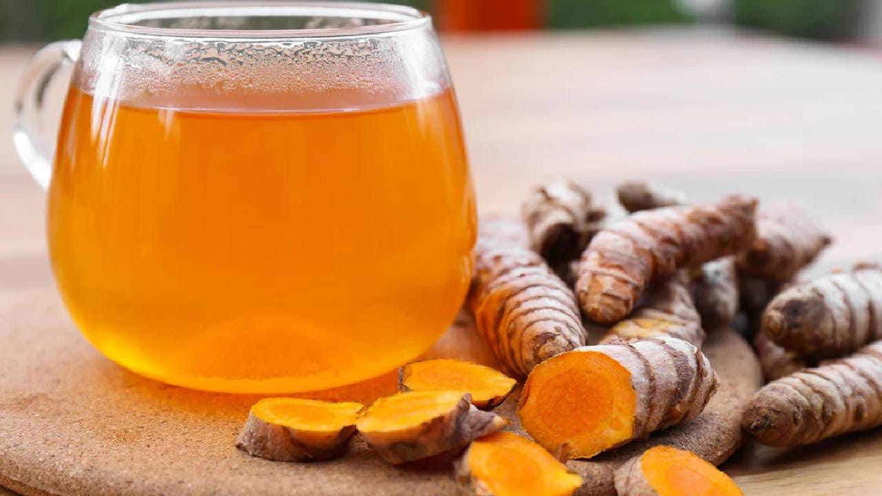 जवळपास प्रत्येक घरात हळदीचा वापर स्वयंपाक घरात होतो. कोणताही पदार्थ हळदीशिवाय पूर्ण होत नाही. विशेष म्हणजे आपल्या निरोगी आरोग्यासाठी हळद फायदेशीर आहे. 